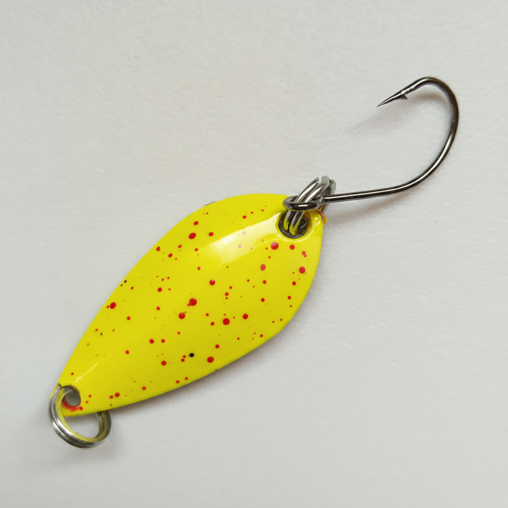 Cuillère ondulante coloris jaune tacheté, vue studio sur fond blanc