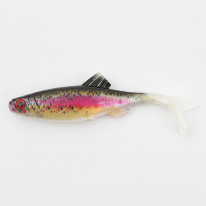 Leurre souple swimbait, coloris truite arc-en-ciel, gros plan studio sur fond neutre