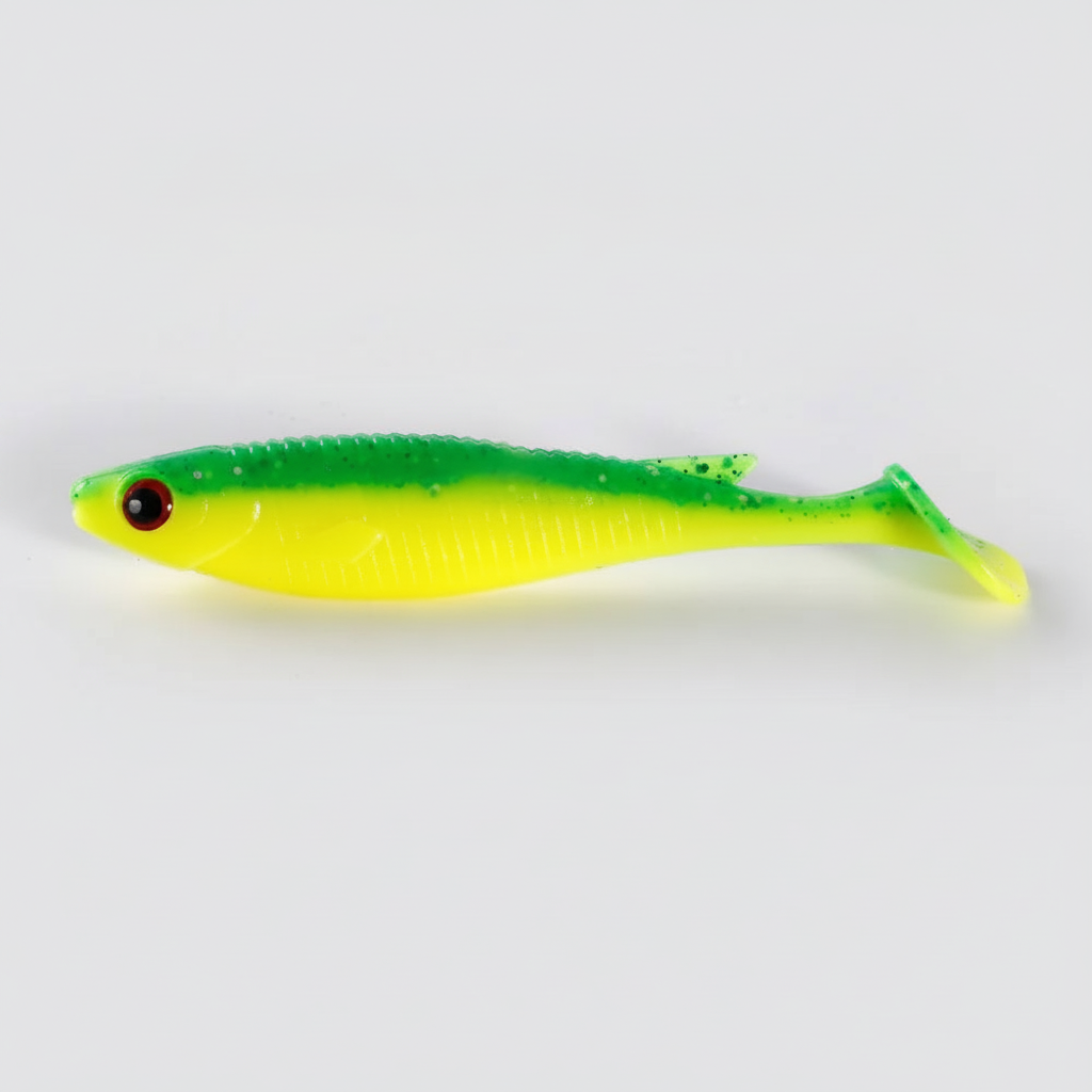 Leurre souple à queue palette, corps strié, coloris chartreuse, packshot studio sur fond blanc.