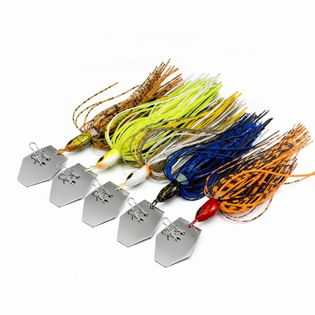 Les 5 bladed jigs du set alignés, palettes hexagonales inox, jupes silicone dans les 5 coloris du set, vue studio