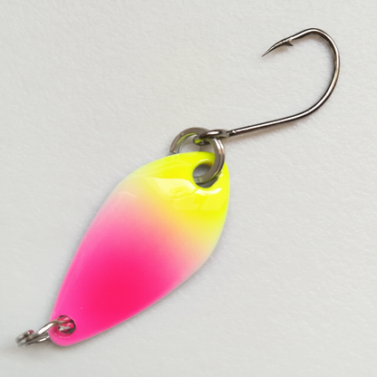 Cuillère ondulante coloris rose-jaune dégradé, vue studio sur fond blanc