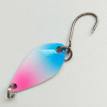 Cuillère ondulante coloris rose-blanc-bleu dégradé, vue studio sur fond blanc