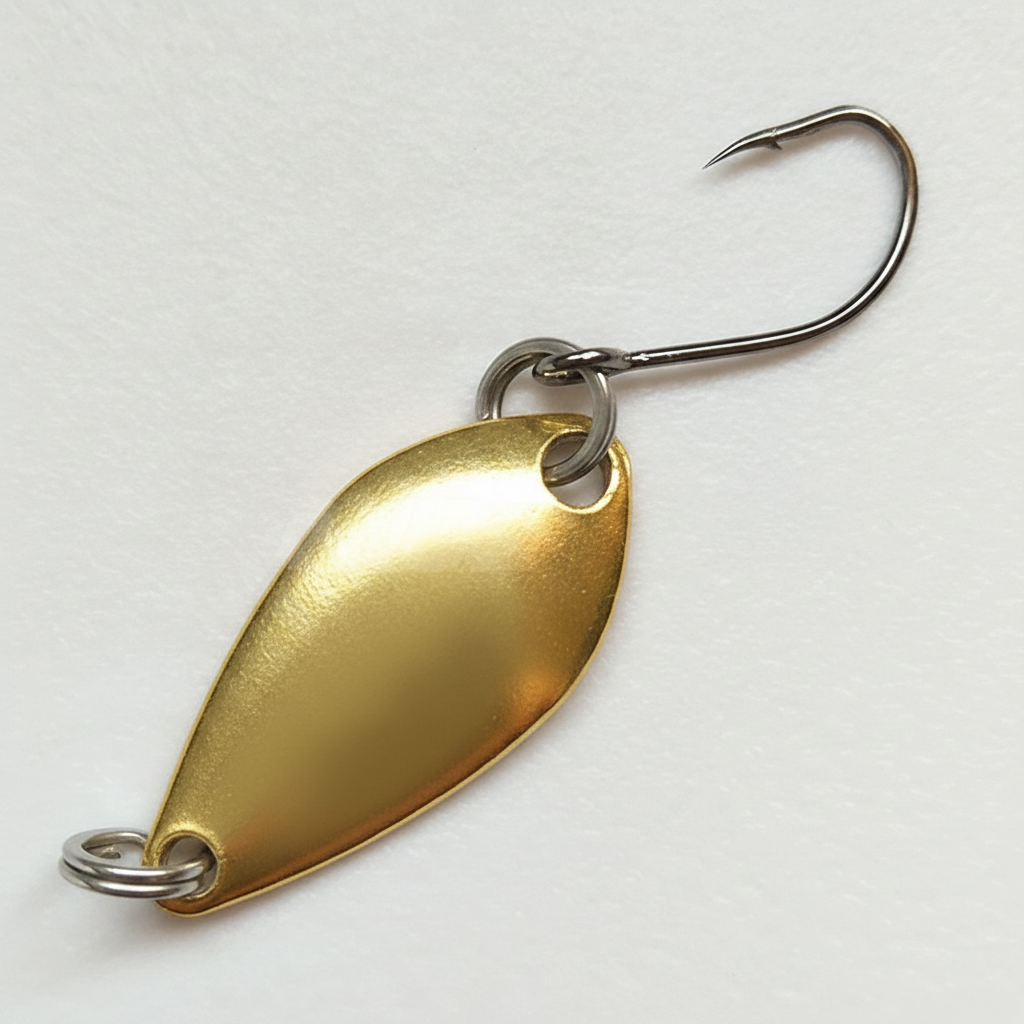 Cuillère ondulante coloris doré chromé, vue studio sur fond blanc