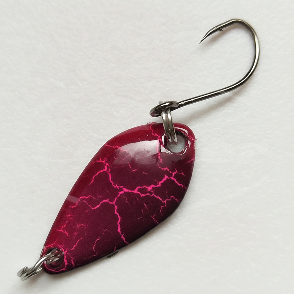 Cuillère ondulante coloris rose cracké, vue studio sur fond blanc