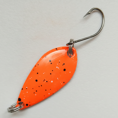Cuillère ondulante coloris orange tacheté, vue studio sur fond blanc